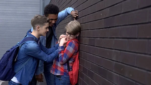 Schüler Die Klassenkameraden Die Wand Drücken Mobbing Der Schule Kinderrechte — Stockfoto