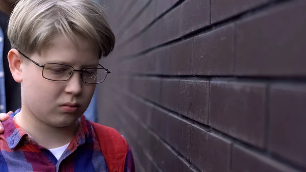 Nahaufnahme Eines Depressiven Schülers Mit Zerbrochener Brille Schulmobbing Einschüchterung — Stockfoto