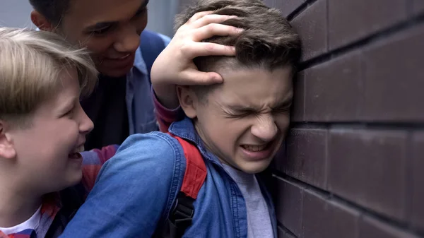 Adolescentes Cruéis Bullying Empurrando Colega Classe Para Parede Ameaçando Danos — Fotografia de Stock