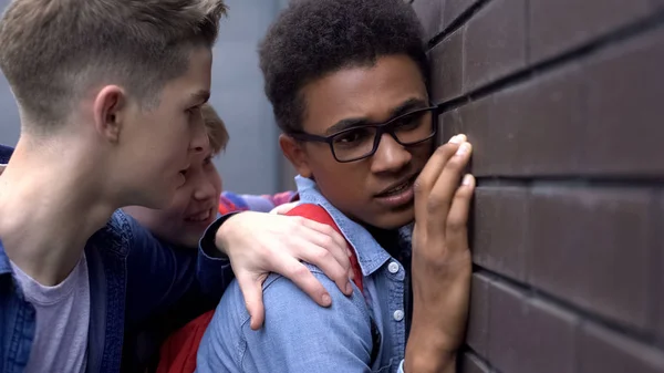 Adolescentes Cruéis Empurrando Menino Negro Para Parede Ódio Racial Bullying — Fotografia de Stock