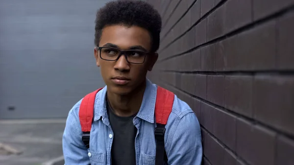 Deprimido Menino Negro Vítima Bullying Racial Perto Parede Solidão — Fotografia de Stock