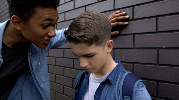 Ortalama afro-amerikan öğrenci zayıf çocuk alay, psikolojik istismar, tehdit