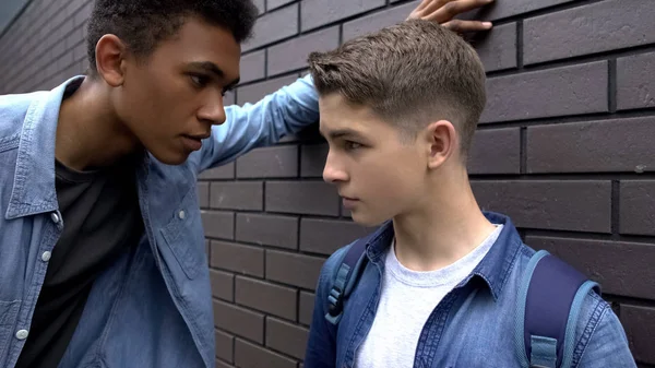 Afrikalı Amerikalı çocuk sınıf arkadaşı tehdit, okul zorbalık, psikolojik istismar