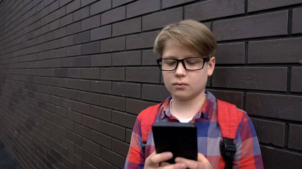 Młodszy Uczeń Pomocą Telefonu Komórkowego Ukrywa Się Podwórku Uzależnienie Internetu — Zdjęcie stockowe