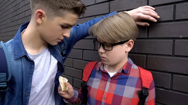 Sınıf arkadaşı, okul zorbalık, closeup cep harçlığı gasp genç öğrenci