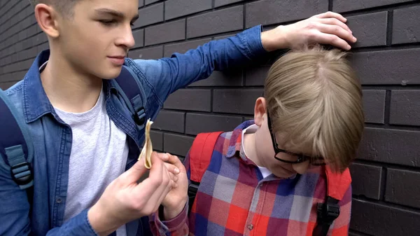 Genç öğrenci sınıf arkadaşından cep harçlığı, okul zorbalığı, yakın çekim gasp