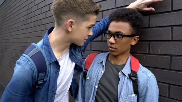 Siyah çocuğu tehdit eden kabadayı öğrenci, psikolojik istismar, ırk ayrımcılığı