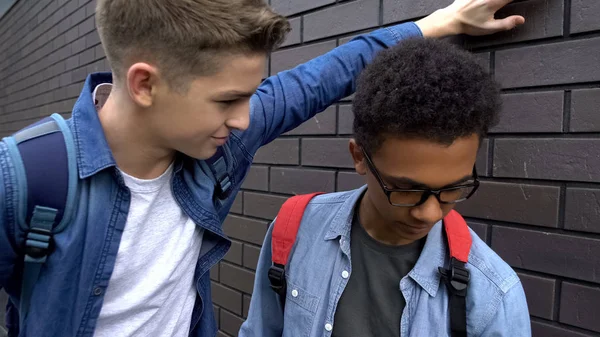 Afro-Amerikan öğrenci ile alay eden kibirli çocuk, sözlü taciz, ayrımcılık
