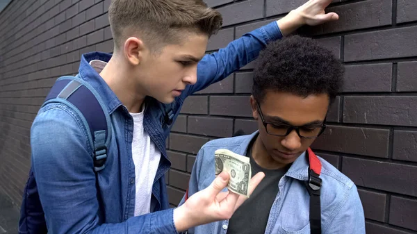 Kabadayı zavallı afro-amerikan çocuktan para gasp, bir dolar memnun