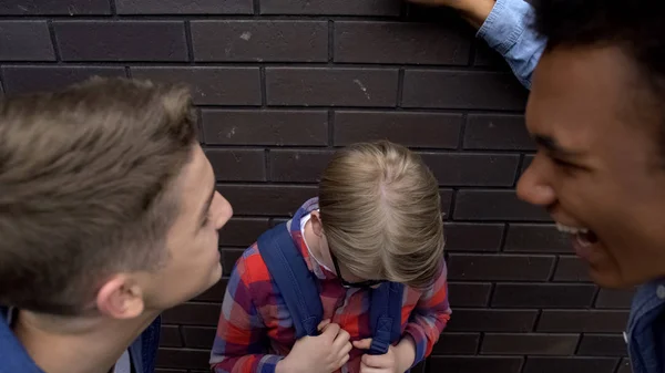 Große Jungen Lachen Über Schüler Psychischen Missbrauch Mobbing Der Schule — Stockfoto