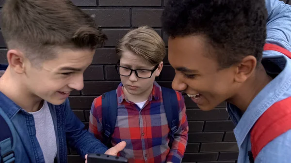 Ortalama öğrenciler, özel fotoğraflar alay, okul çocuğundan telefon alarak