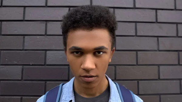 Schwarzer Junge Schaut Bösartig Kamera Mobbing Und Aggression Bei Jugendlichen — Stockfoto