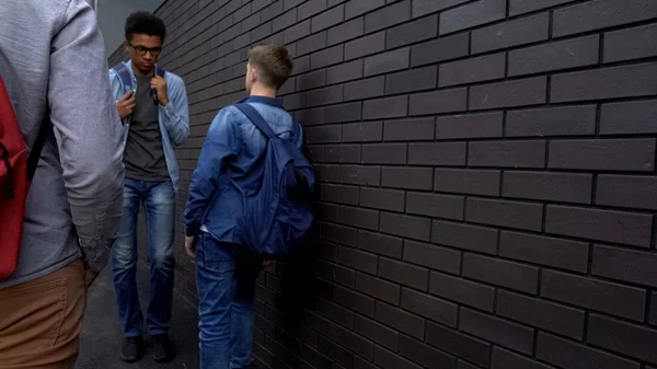 Okul çocukları arka bahçede zayıf afro-Amerikan öğrenci tehdit, ırksal zorbalık