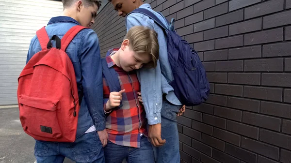 Son sınıf öğrencileri arka bahçede çocuğu durdurarak, otoriteyi göstererek, zorbalık