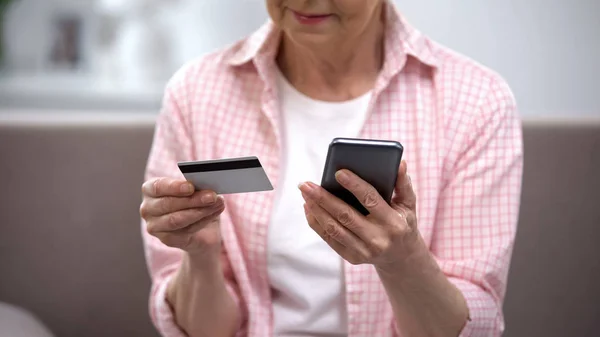 Seniorin Gibt Kreditkartennummer Auf Smartphone Ein Und Bezahlt Rechnungen Online — Stockfoto