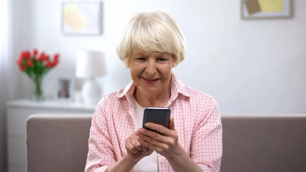 Positive Ältere Frau Mit Smartphone Online Shopping Chat Sozialen Netzwerken — Stockfoto