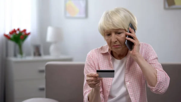 Traurige Alte Frau Mit Kreditkartenanruf Bei Der Bank Die Über — Stockfoto
