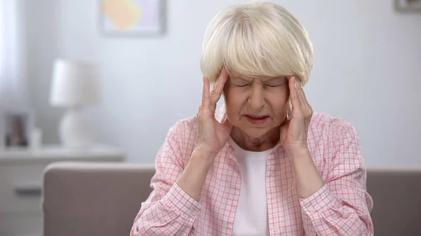 Mujer Anciana Masajeando Las Sienes Dolorosas Necesitando Analgésicos Problema Salud —  Fotos de Stock