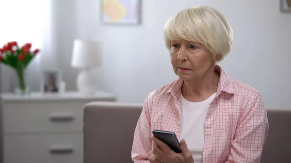 Deprimerad Äldre Kvinna Som Innehar Smartphone Dåliga Nyheter Från Släktingar — Stockfoto