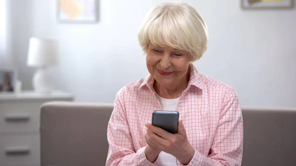 Extremely Glad Senior Woman Scrolling Photos Smartphone Social Network — Stock Photo, Image