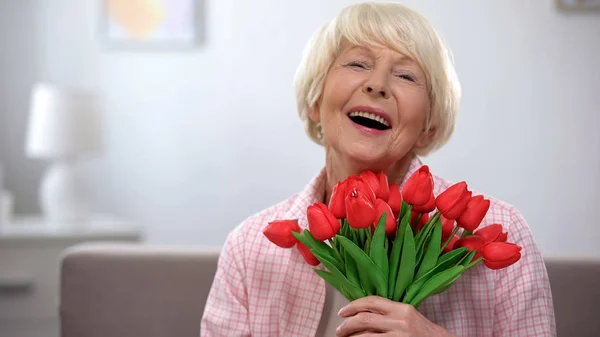 Äußerst Glückliche Seniorin Genießt Tulpenstrauß Geschenk Zum Jubiläum — Stockfoto