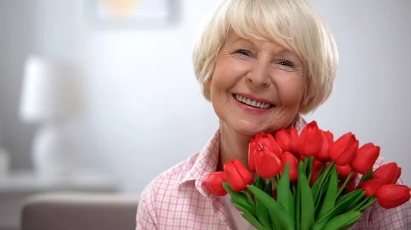 Schöne Alte Frau Mit Blumenstrauß Die Die Kamera Lächelt Geburtstagsgeschenk — Stockfoto