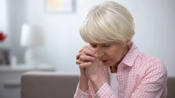 Mujer Mayor Orando Dios Por Buena Salud Pidiendo Dios Misericordia — Foto de Stock