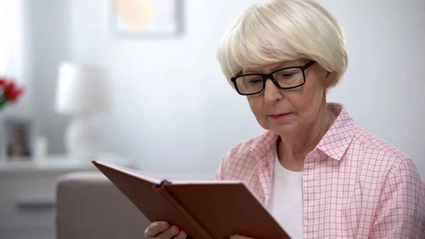 Ältere Frau Mit Brille Liest Buch Sehstörung Alter Gesundheit — Stockfoto