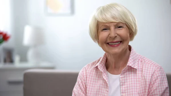 Lycklig Äldre Kvinna Leende Kamera Social Trygghet Pensionsförmåner — Stockfoto