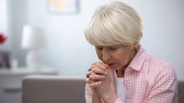 Oudere Vrouw Bidden Tot God Vragen Genade Hulp Christelijke Traditie — Stockfoto