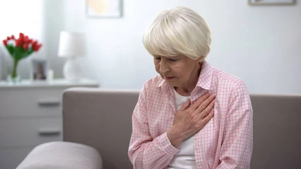 Mulher Idosa Com Doença Cardíaca Mãos Dadas Peito Com Taquicardia — Fotografia de Stock