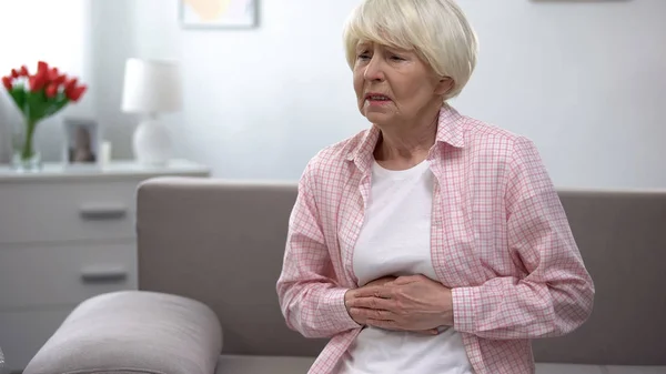 Senior Vrouw Lijdt Aan Epigastria Pijn Gezondheidsproblemen Oudere Leeftijd — Stockfoto