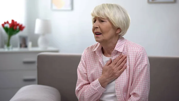 Пожилая Женщина Держит Руку Груди Страдает Боли Сердце Проблем Здоровьем — стоковое фото