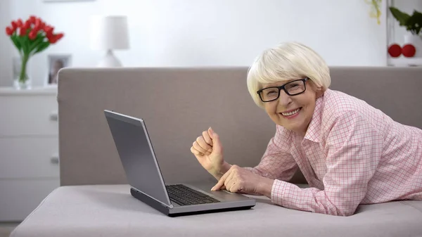 Glückliche Alte Frau Mit Laptop Die Moderne Technik Studiert Und — Stockfoto