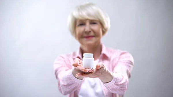 Lachende Oudere Vrouw Tonen Van Supplementen Camera Gezondheidsondersteuning Vitaminen — Stockfoto
