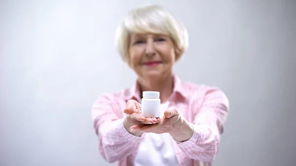 Mulher Idosa Sorridente Mostrando Suplementos Câmera Suporte Saúde Vitaminas — Fotografia de Stock