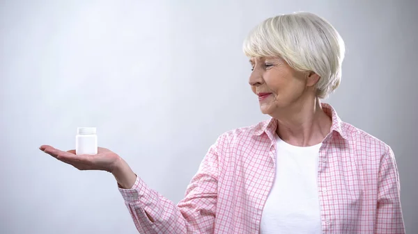 Lachende Leeftijd Vrouwelijke Houden Pillen Gezondheidszorg Oudere Leeftijd Ziekte Behandeling — Stockfoto