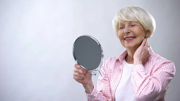 Beautiful Elderly Woman Make Enjoying Mirror Reflection Appearance — Stock Photo, Image