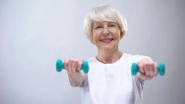 Senior Woman Dumbbells Smiling Camera Wellness Healthy Lifestyle — Stock Photo, Image