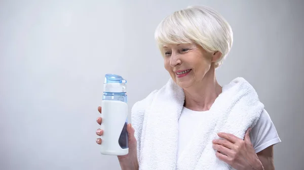 Усміхнена Стара Жінка Рушником Пляшкою Води Посміхається Камеру Здоров — стокове фото