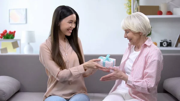 Hermosa Joven Dama Presentando Caja Regalo Abuela Celebración Cumpleaños —  Fotos de Stock