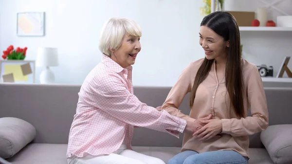 Glimlachend Oud Lady Houden Kleindochters Buik Goed Nieuws Familie Zorg — Stockfoto