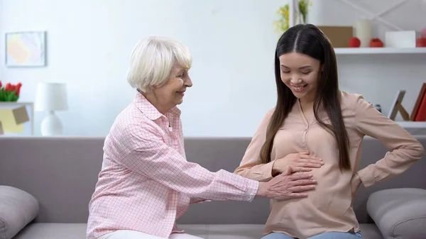 Ευτυχισμένη Ηλικιωμένη Γυναίκα Κρατώντας Έγκυες Εγγονές Κοιλιά Οικογενειακή Αναπλήρωση — Φωτογραφία Αρχείου