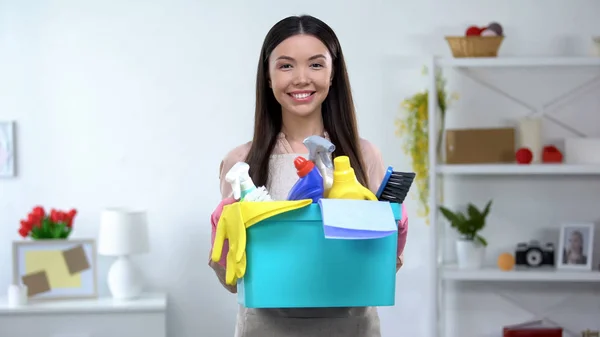 Cesta Mujer Sonriente Con Detergentes Servicio Limpieza Limpieza — Foto de Stock