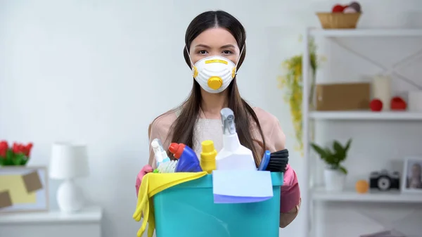 Vrouwelijk Gasmasker Holding Mand Met Huishoudelijke Chemicaliën Gezondheidsrisico — Stockfoto
