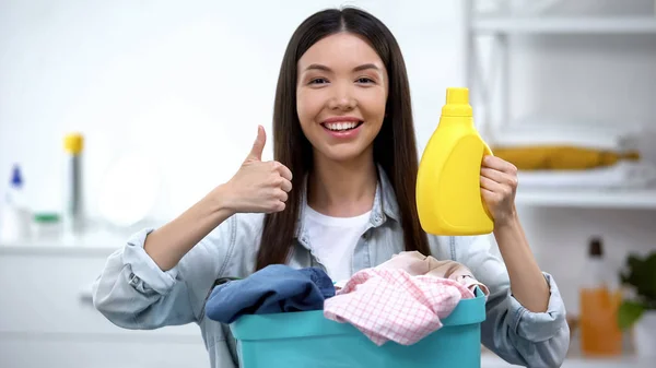 Huisvrouw Met Mand Vol Kleren Wasmiddel Tonen Duimen — Stockfoto