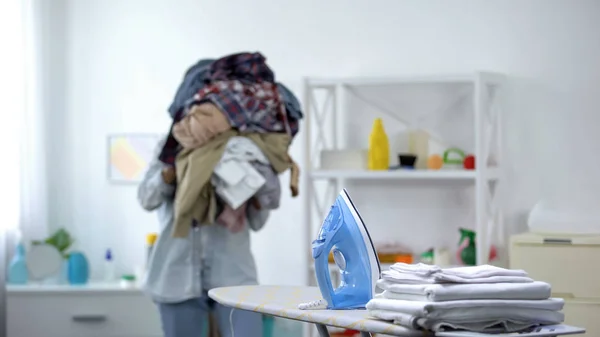 Fatigué Jeune Femme Portant Pile Vêtements Planche Fer Routine Domestique — Photo