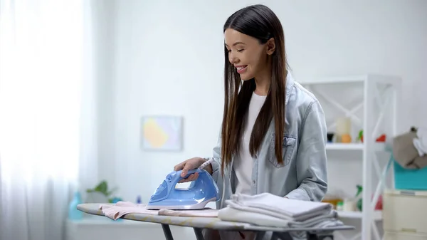 Hermosa Ama Casa Buen Humor Planchar Ropa Casa Trabajo Doméstico — Foto de Stock