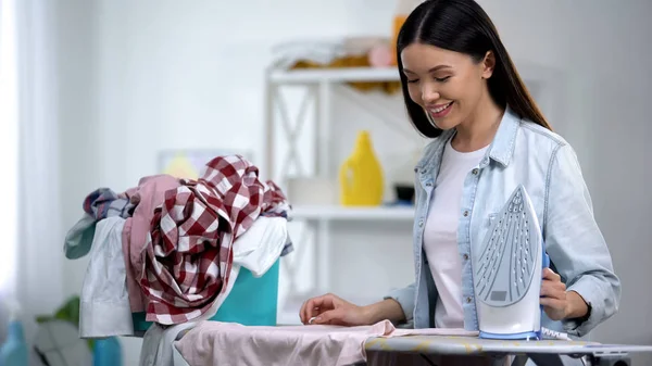 Mujer Sonriente Planchando Camiseta Casa Disfrutando Las Tareas Domésticas Ama — Foto de Stock