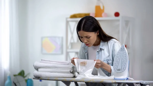 Mujer Molesta Hace Quemadura Mancha Camisa Durante Planchado Problema Limpieza — Foto de Stock